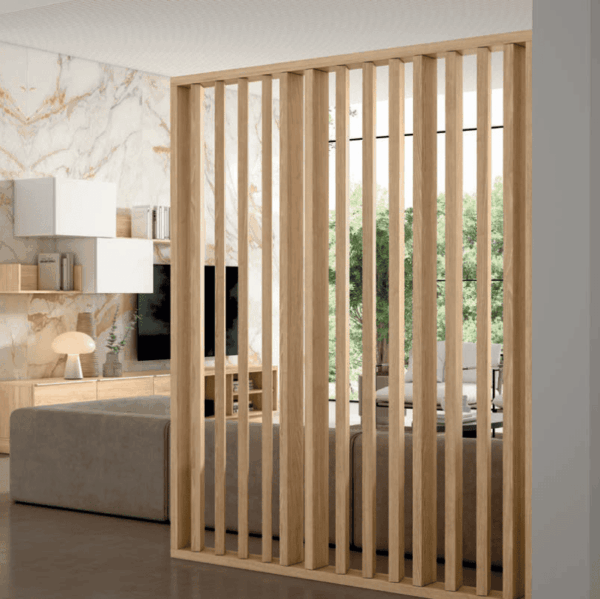 Separador de ambientes de madera con listones verticales