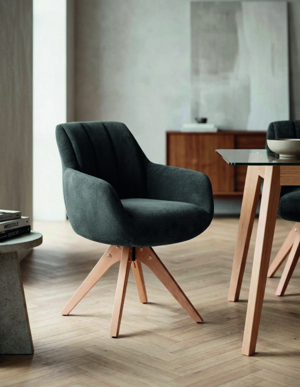 Sillón giratorio Leire tapizado con patas de madera