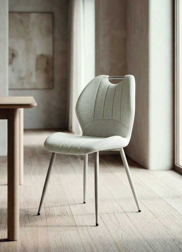 Silla de comedor tapizada con respaldo ergonómico y patas metálicas